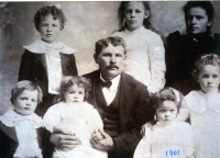 Thumbnail for 'Schrupp Family 1901'