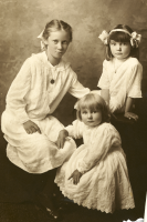 Thumbnail for 'Reynolds children: Wynonia, Marilla, Pauline'