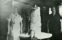Thumbnail for 'Ruth Jackson and FDR's birthday cake'